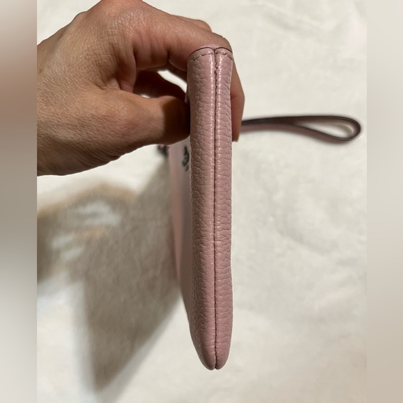 Like new Coach Large Pouch pebbled leather wristlet blush pink - Picture 6 of 11